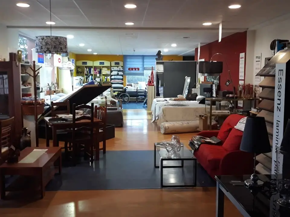 Exposición de AM Decora con muebles, suelos y puertas de muestra